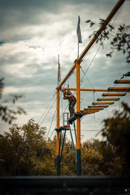 无论这个世界对你怎样，都请你一如既往的努力、勇敢、充满希望，你未来的模样，就藏在