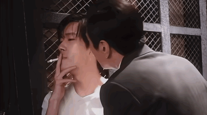 突然在易烊千玺身上看到了故人的影子！！！就一个拿烟的姿势和《霸王别姬》花絮里的张