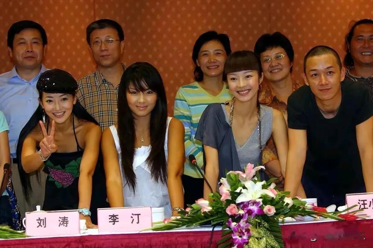 万万没想到啊！
以前的女明星肤色这么健康，
刘涛胳膊看起来黑黑壮壮的，
但在精致