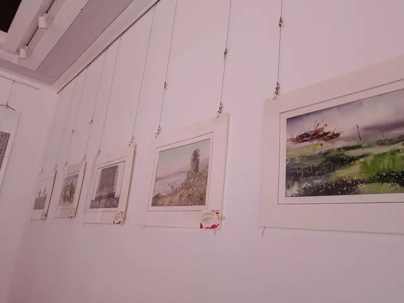 生活中的相遇，向来满是惊喜与意外，恰似这场画展上的小插曲。这对老人的互动十分有趣