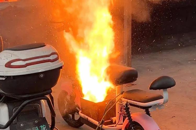 苏州吴中区一个工业园里，最近发生了一起电动汽车起火燃爆事故，现场看着挺吓人，但好