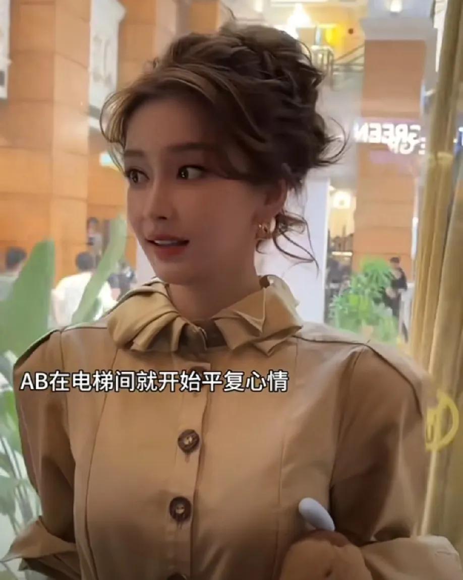 杨颖还是那个那个感性的杨颖，每次和粉丝见面都会不舍，为了和每一个来支持她的粉丝都