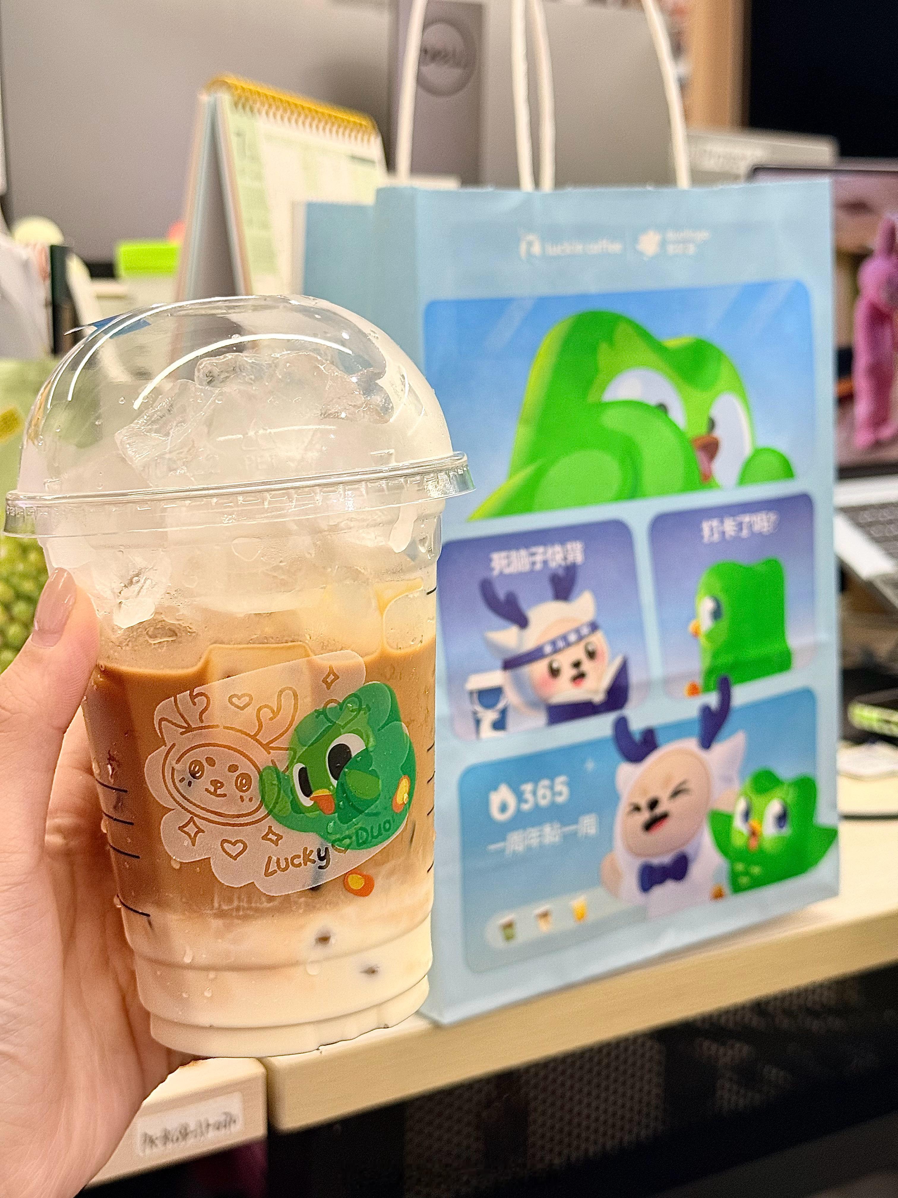 今日份咖啡☕️看到包装那一刻仿佛在提醒我要背单词了😹从奢品到潮玩品牌，没想到学