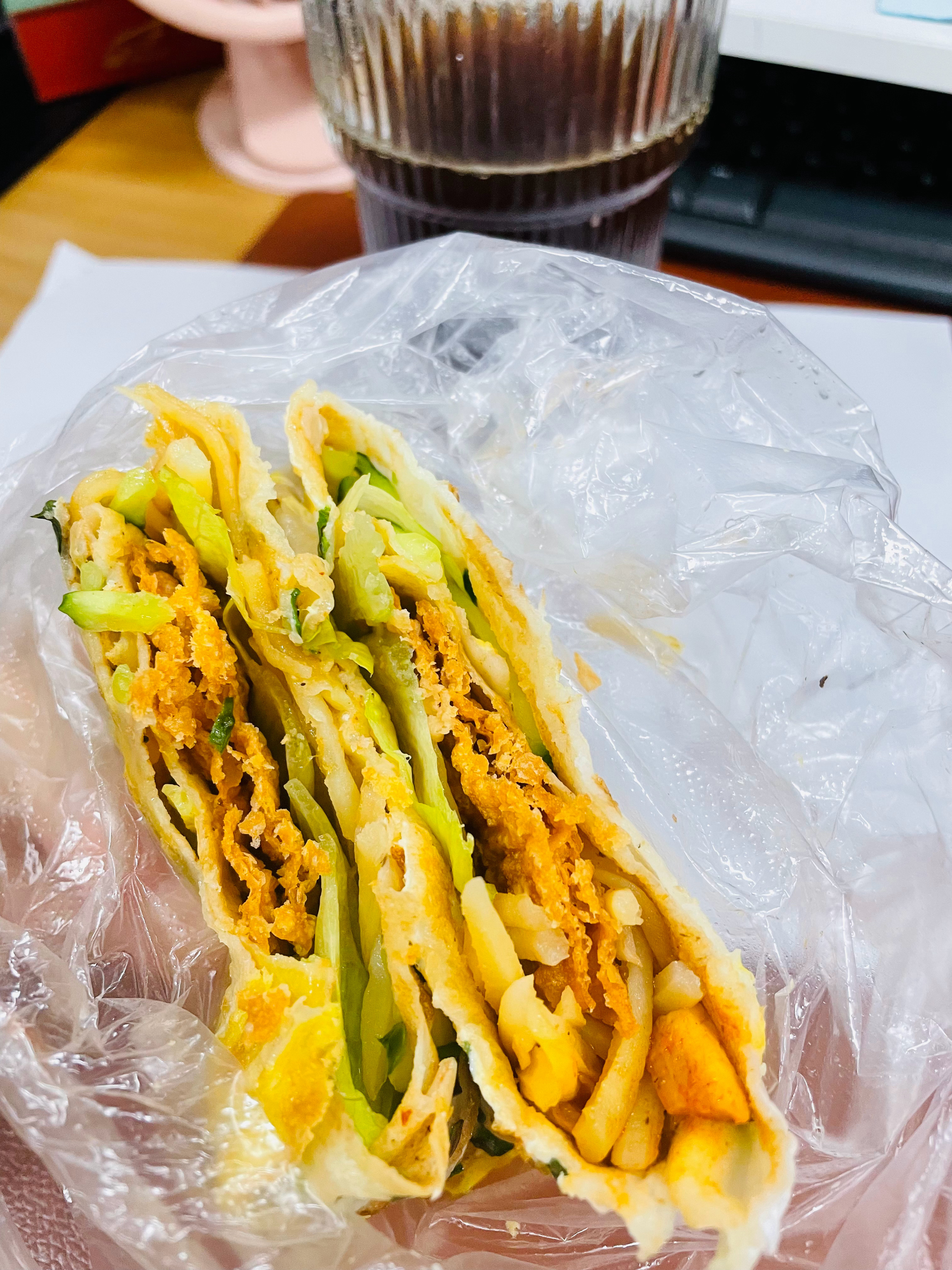 运动完一通家务干完 早餐也来不及家里吃了 上班路上煎饼没买到 蛋饼也不错