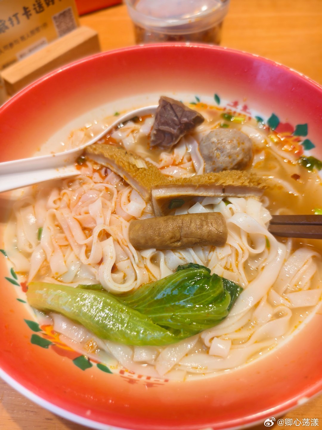 晚上不知道吃啥，就跑去停车吃牛杂了，点了一份牛杂汤粉＋牛肉丸，今年还是第一次吃，