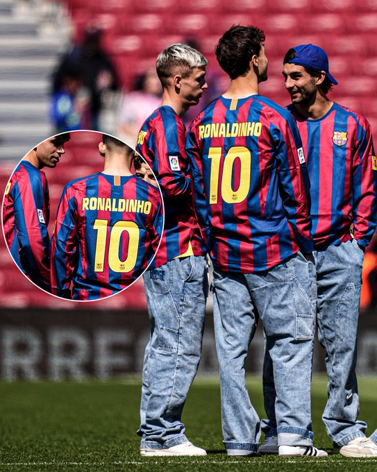 巴塞罗那球员身穿经典的罗纳尔迪尼奥球衣庆祝他46岁生日 