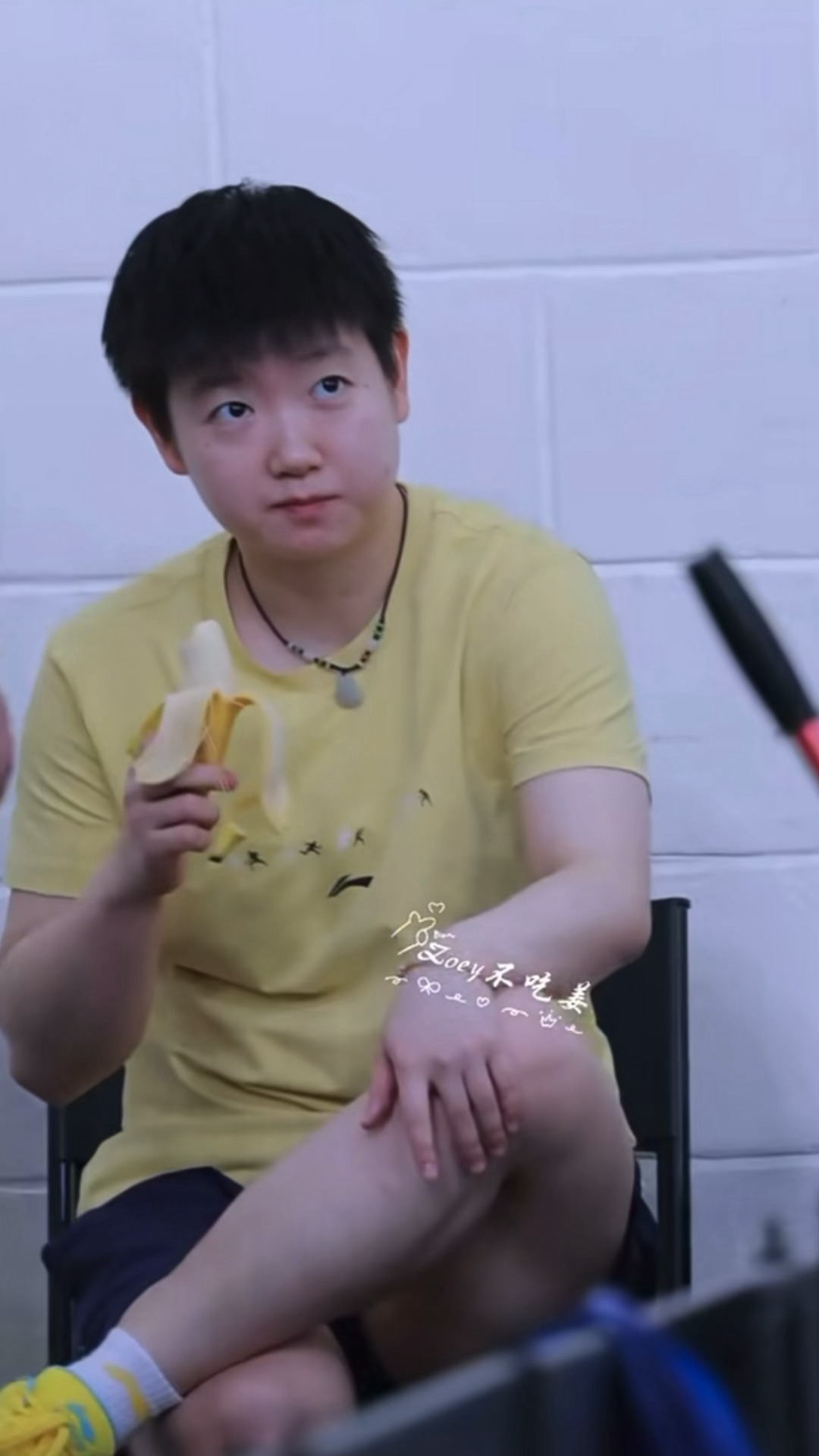 嗯嗯小莎不语只是一味的看厨子吃 太可爱了到底几岁？？？！！ 