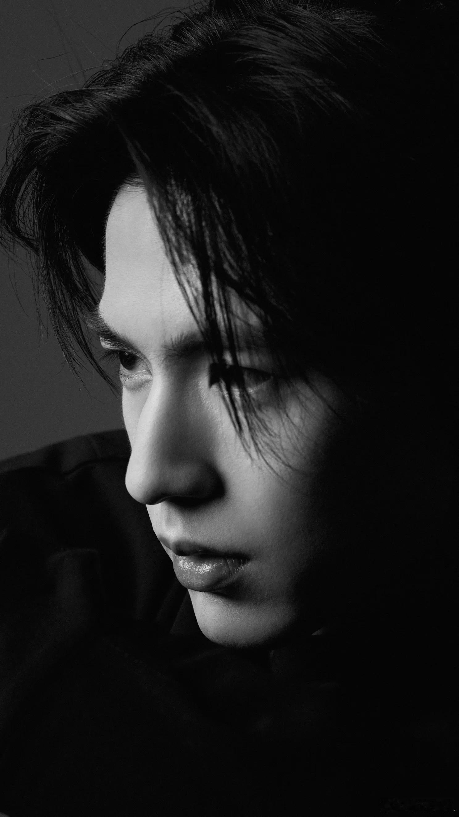 张凌赫洗澡只要20分钟张凌赫洗澡仅需20分钟，洗完光速上线翻牌粉丝，古装贵公子私