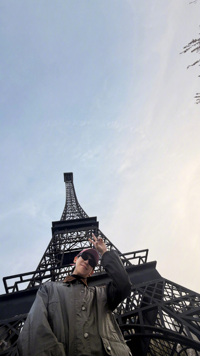 华晨宇说白举纲兄弟神图有啦华晨宇拍的白举纲 哈哈哈哈哈华晨宇拍的白举纲，还配文：