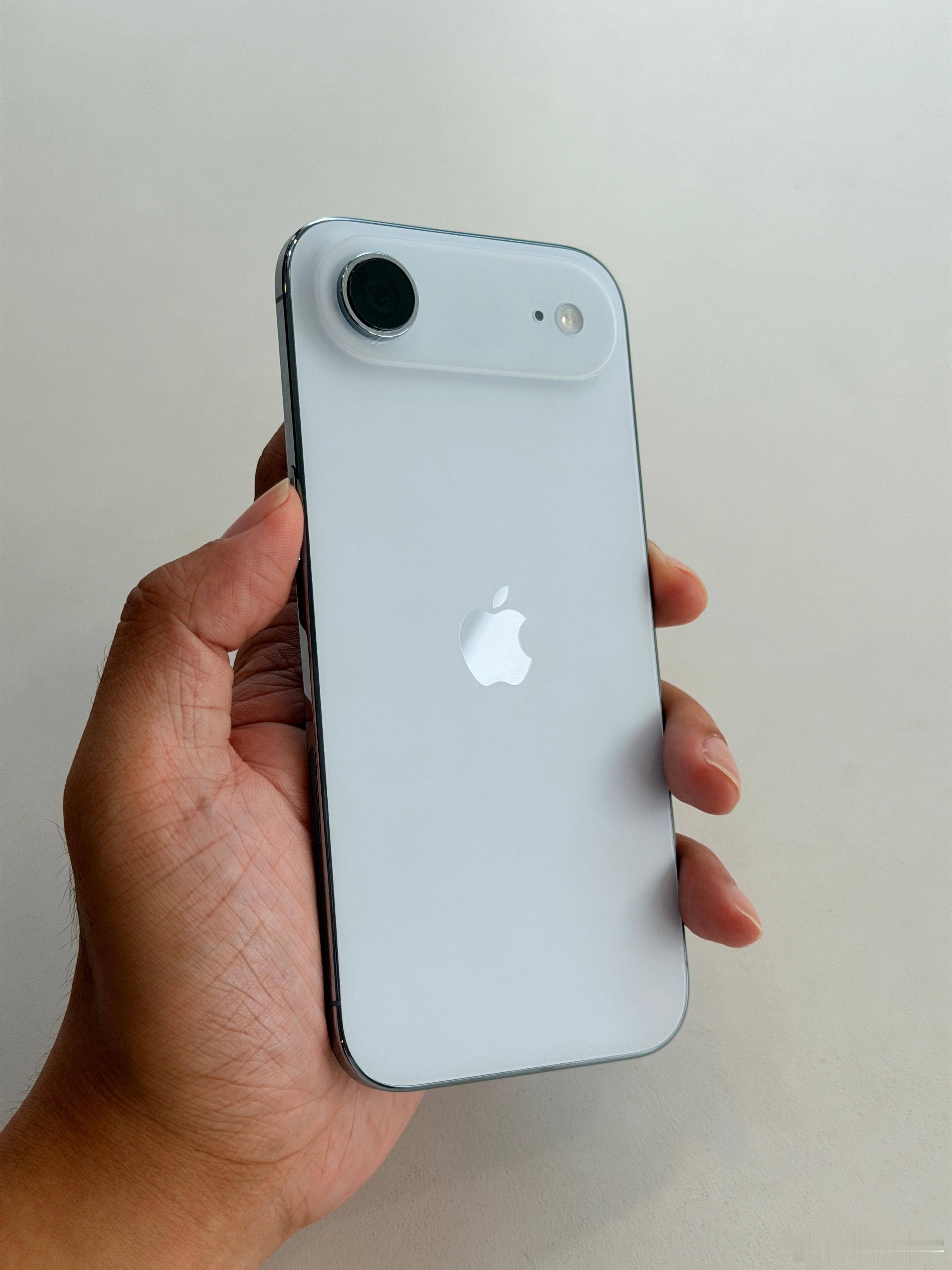 iPhone Air这手感也太好了[泪]我要买一台！！！ ​​​