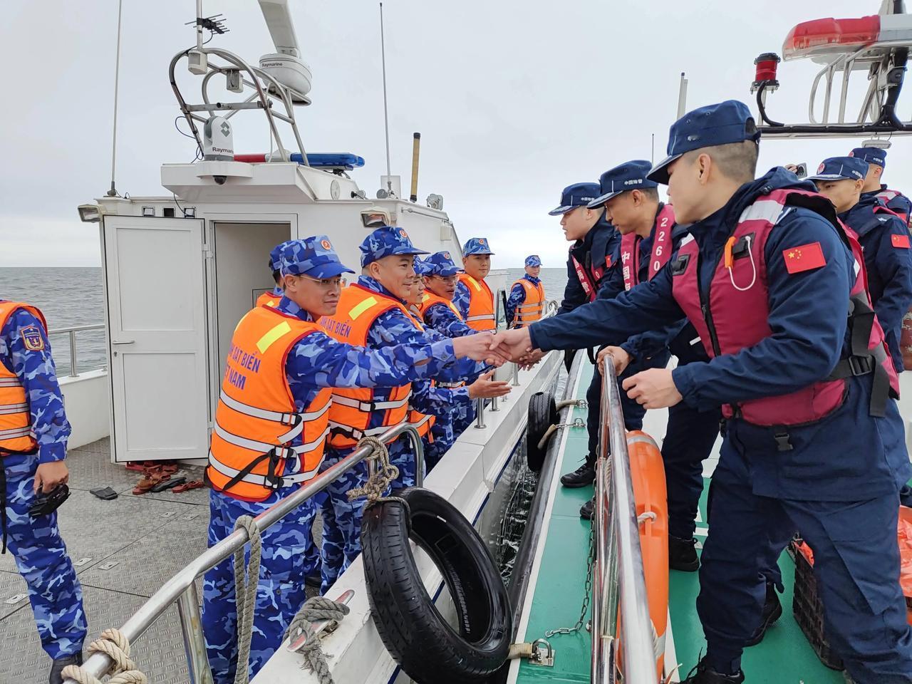 [浮云]大家好，我是小派，一提到越南，很多人就爱盯着南海那点水花嚷嚷，觉得中越关