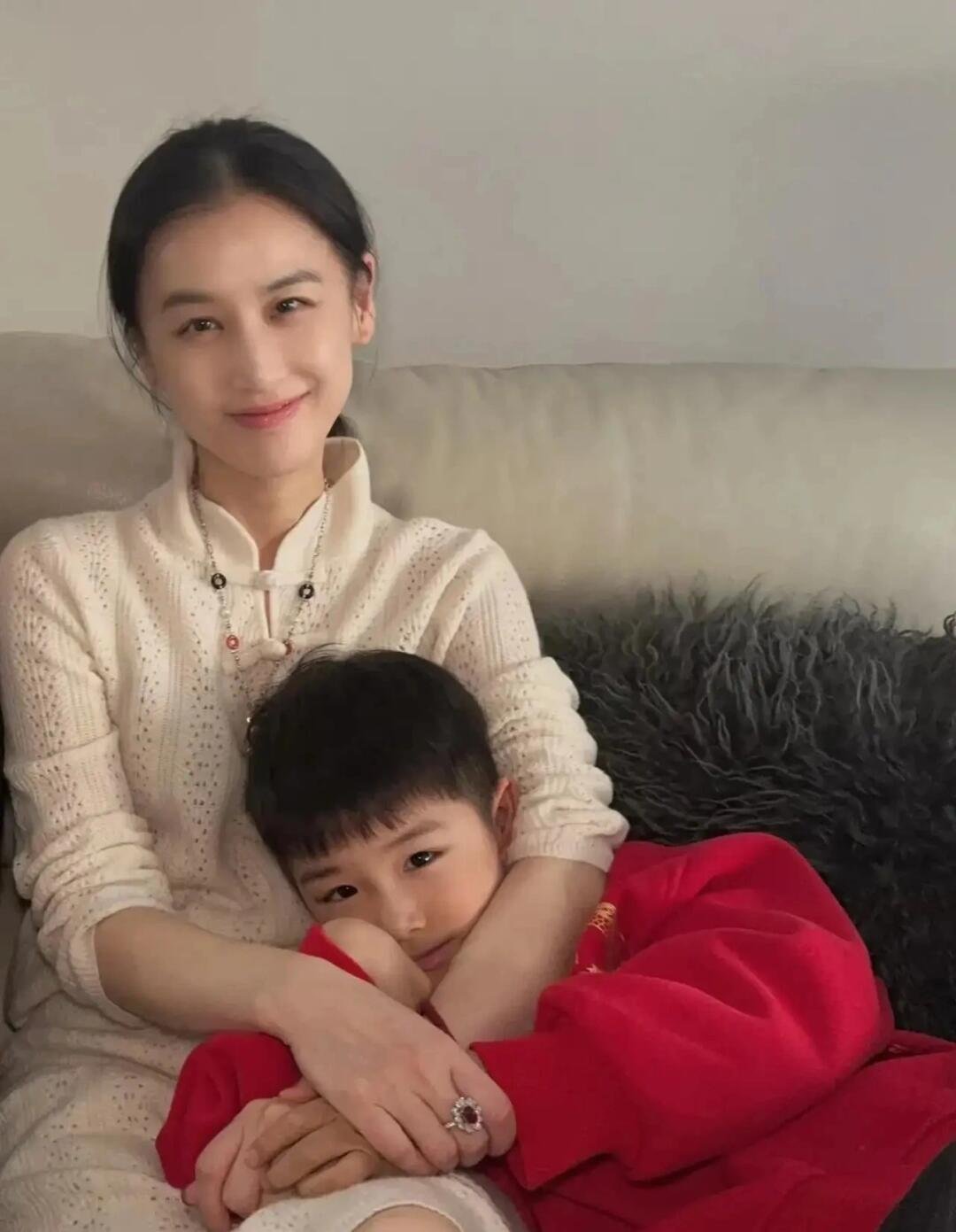 黄圣依其实是一个非常聪明的女人。 