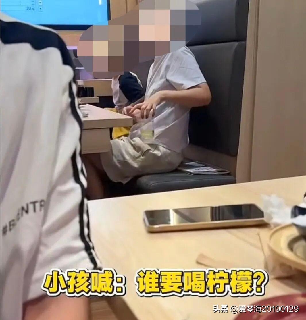 无底线纵容的家长养出娇惯成性的孩子，哪有什么“憋不住尿”，不过就是被人发现后的托