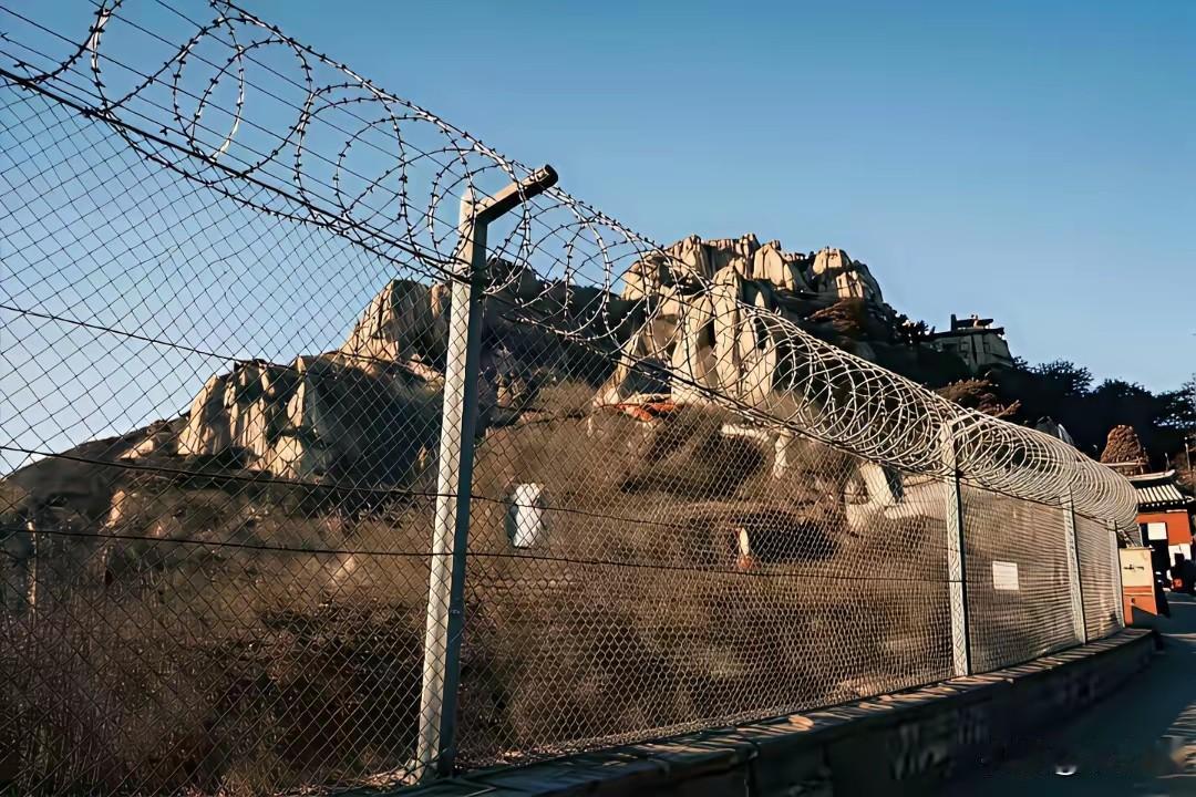 网友说：泰山亿万年前就形成了，是大自然对人类的馈赠，它们凭什么圈起来收钱！！！