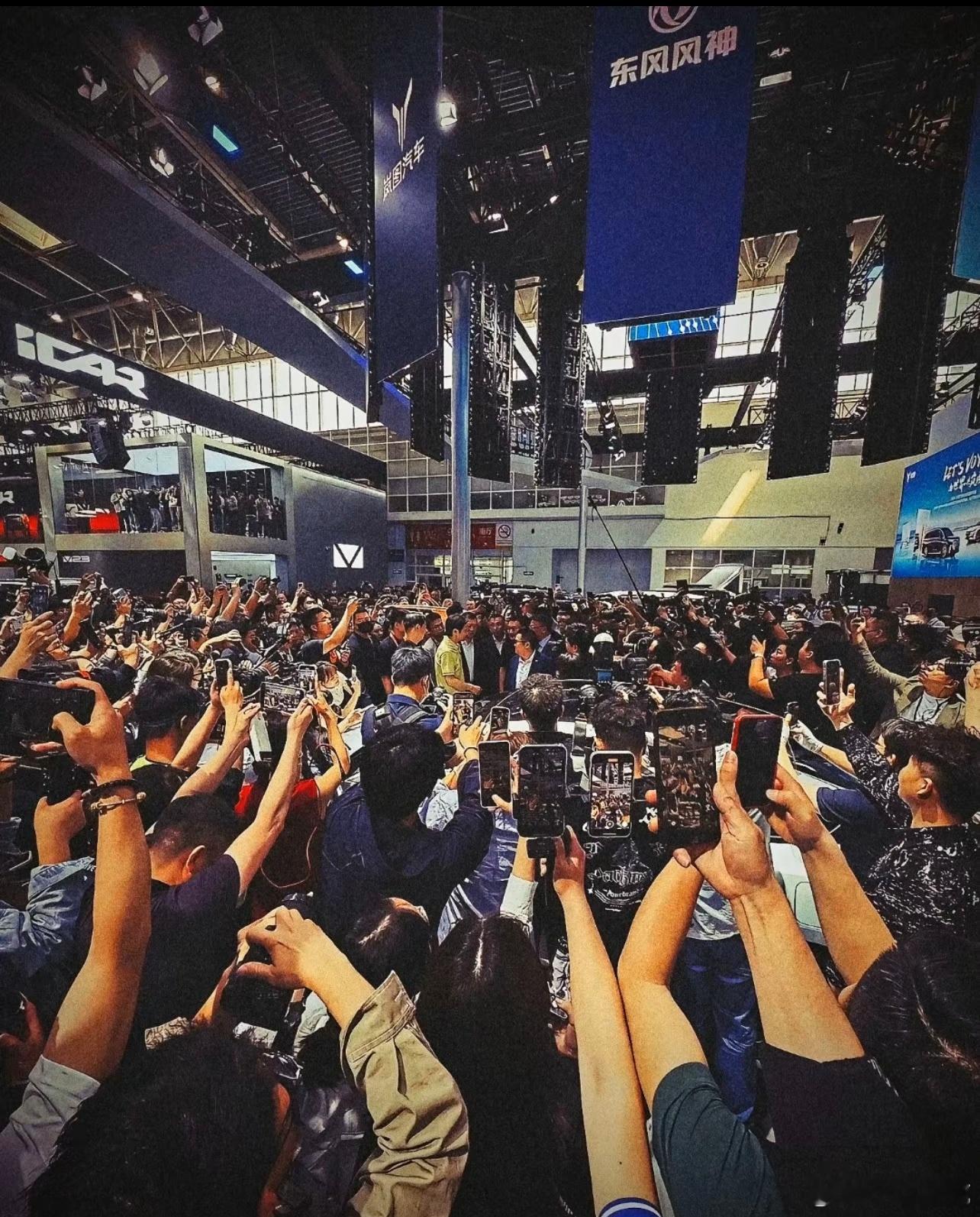 帮大家回忆一下两年前的北京车展，彼时的雷军就是行走的流量包。刚面世不久且交付周期