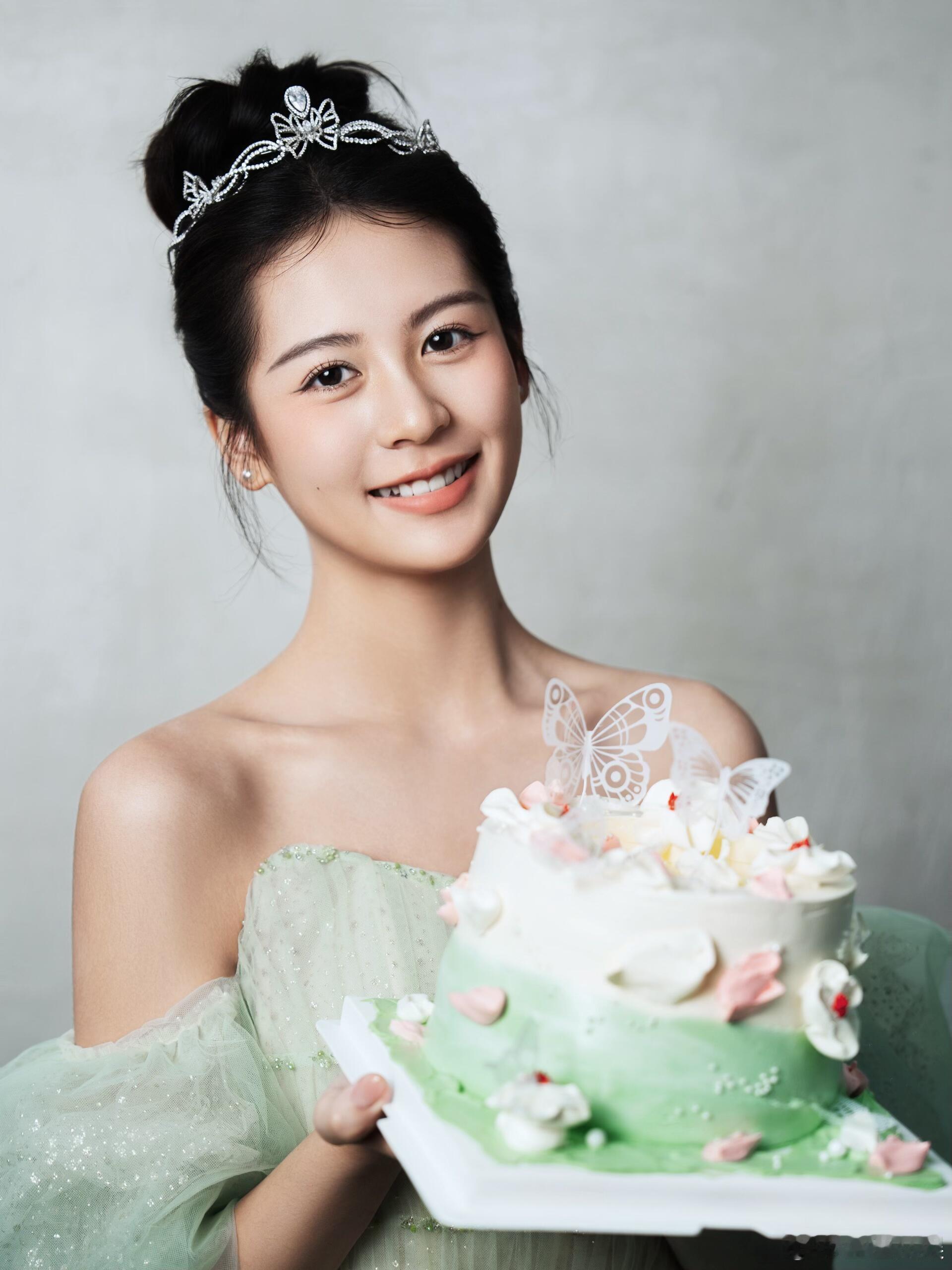 翁虹女儿18岁了翁虹女儿18岁生日照 幸福的一家人 ​​​