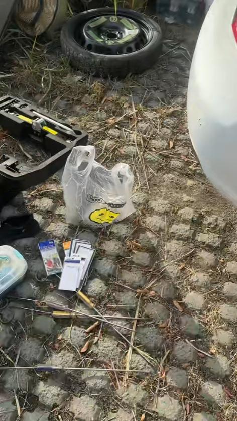 江苏徐州，一男子买了 1 斤活蚯蚓准备第二天钓鱼，随手将塑料袋系好扔进后备箱就回
