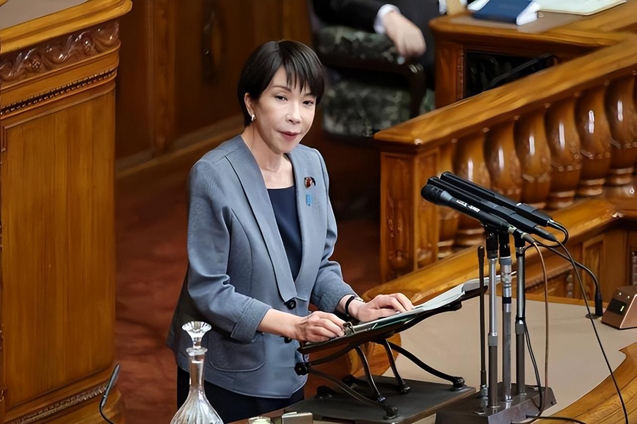 高市早苗的支持率为什么垮得这么快，从70%跌到41%，她自己居然笑着说“不知道”