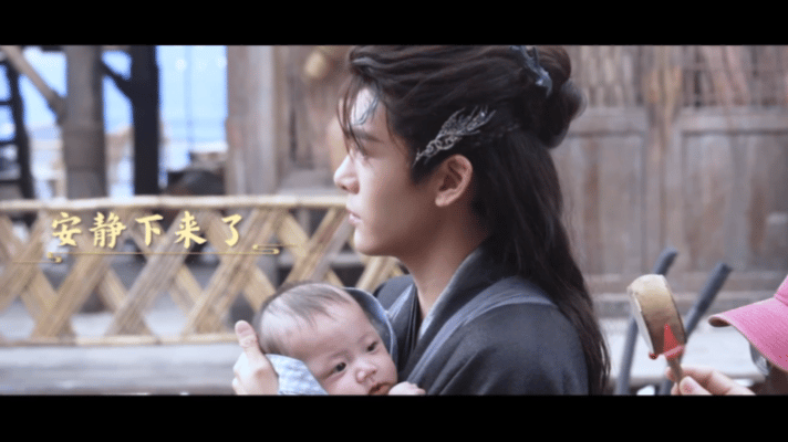 曾舜晞带娃大型翻车现场曾舜晞奶爸初体验手忙脚乱 曾舜晞《月鳞绮纪》片场新手奶爸实