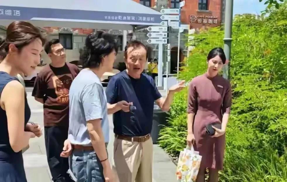 真心佩服！久未露面的任正非出现在东莞松山湖！在网络媒体上，在涉及他此次活动的文章