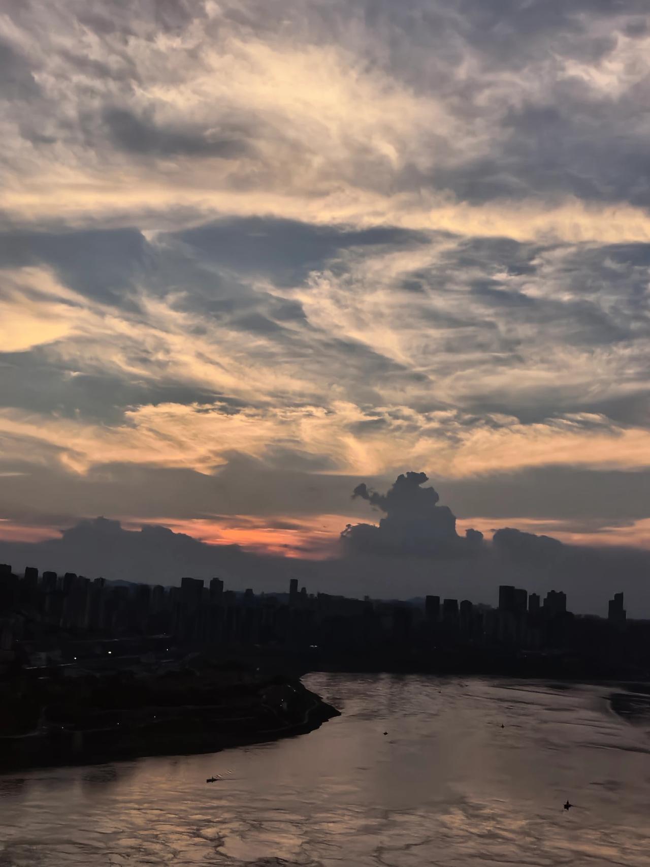 重庆夏天那味道，热辣得很上头！今年7月中旬入伏，气温直逼 40℃，就是到了下午5