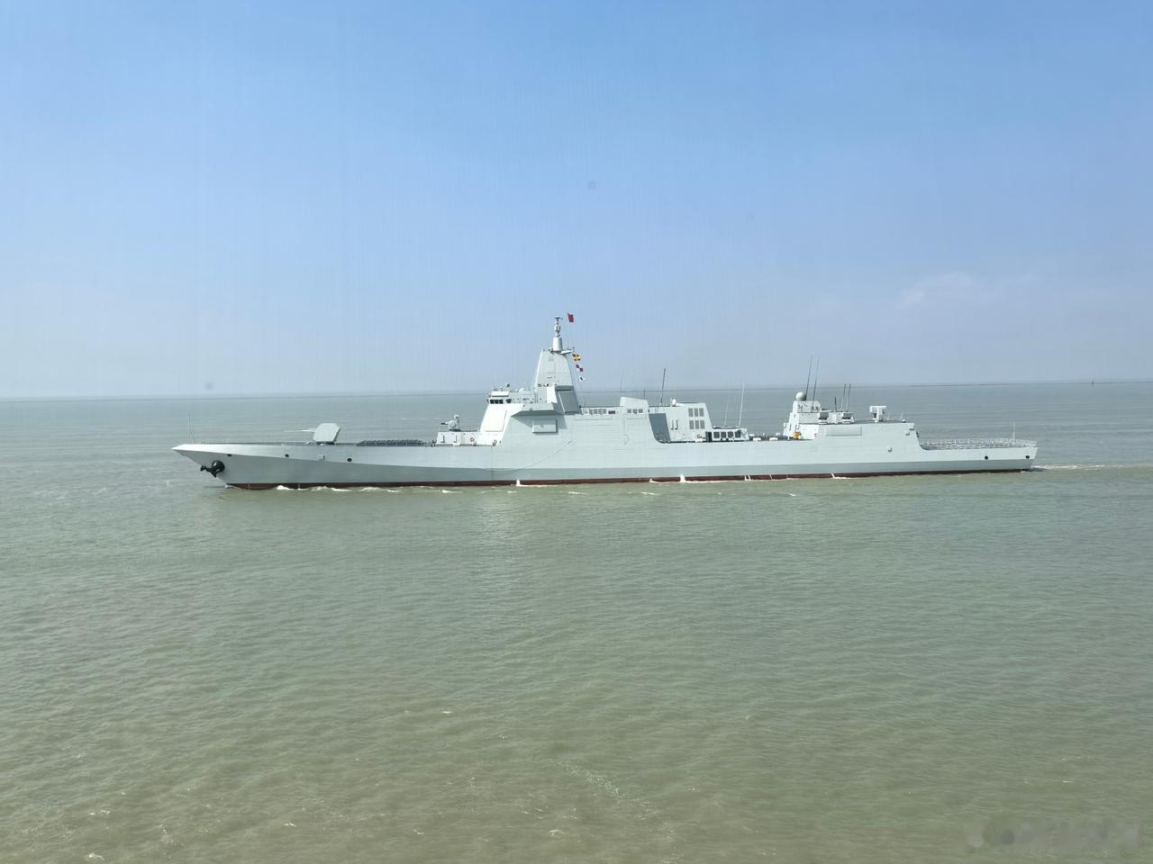 109“东莞”舰驶离江南造船厂，东海舰队将迎来首艘055万吨大驱
8月5日网友拍