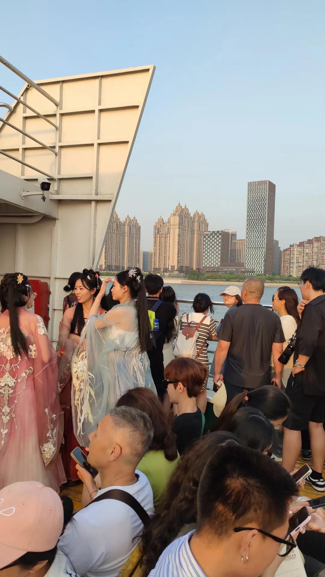 虽说东北的女生更有气场，但是南方的女生看起来更年轻一些，这其实挺令我们东北人羡慕