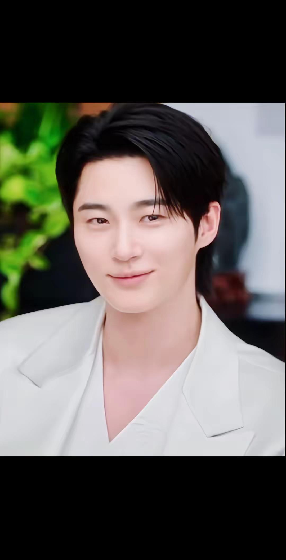 此男有了老婆之后就这死出🤣无时无刻不在盯妻嘴角也没下来过暗爽明爽混着来IU 边