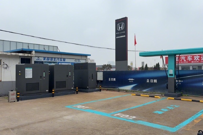 比亚迪闪充站建设真的猛3月5日比亚迪推出全球首创的滑轨悬吊式T型闪充桩，单枪功率