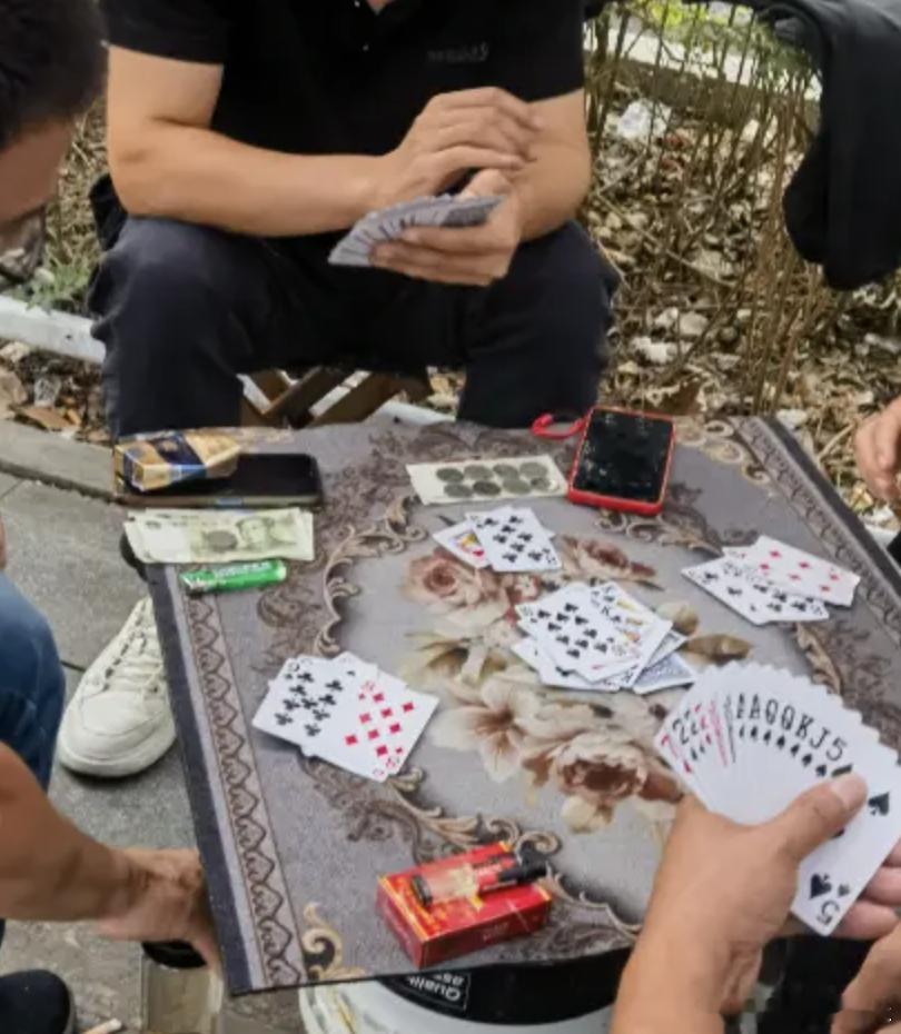 老人打扑克悔牌被踹后七天离世 你猜这案子里谁最赚？不是踹人的刘某，赔了四十一万换