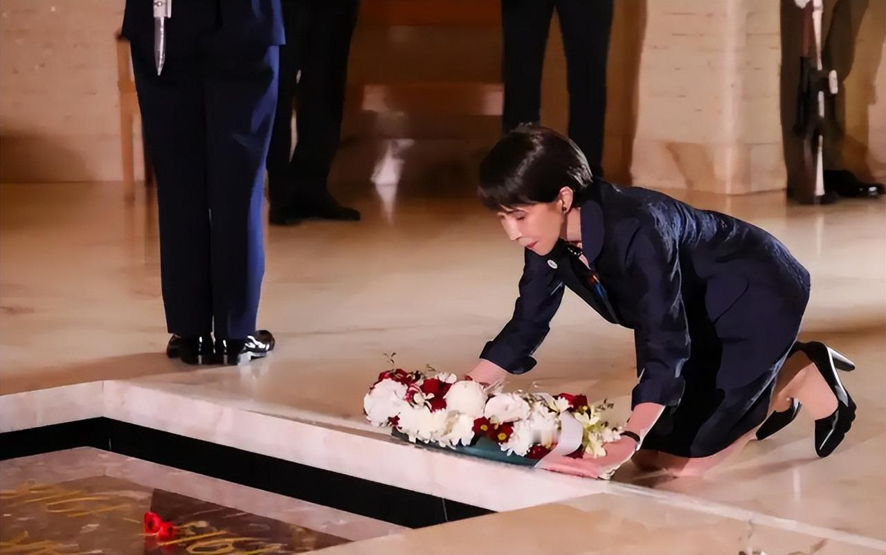 日本首相高市早苗访澳跪姿献花，不是忏悔是一场精心的政治表演

日本首相高市早苗访