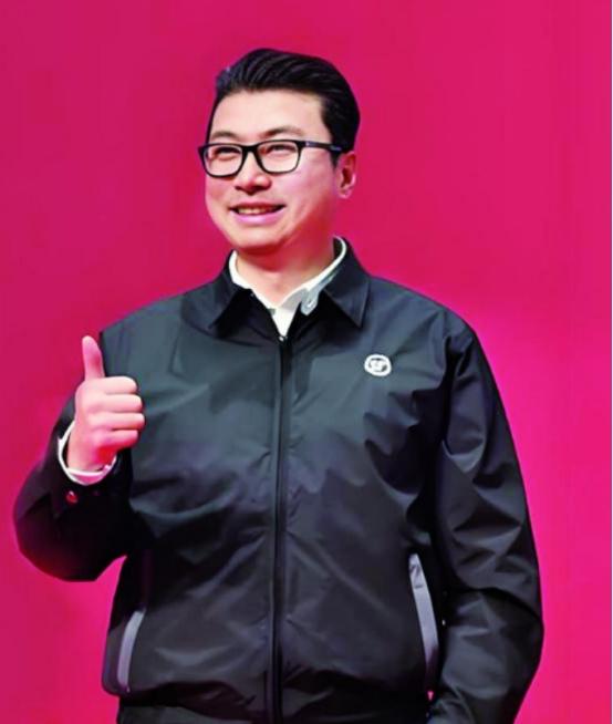 顺丰速运的创始人王卫，从来都不抽烟喝酒，而且还沉默寡言，甚至曾经做过清洁工。可任