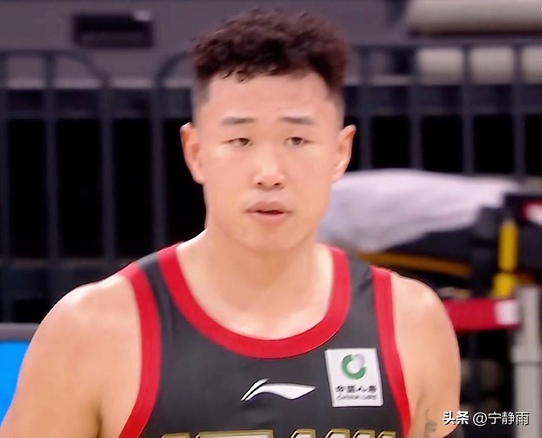 轻轻松松31分，贺希宁真是神了！
1、15投13中，三分球6中5，贺希宁投篮时篮