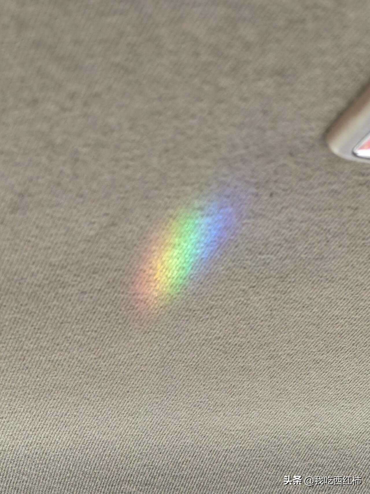 公司应不应该给员工提供桶装水
事情的起因是因为我申请了一批水票，公司内部成员都需