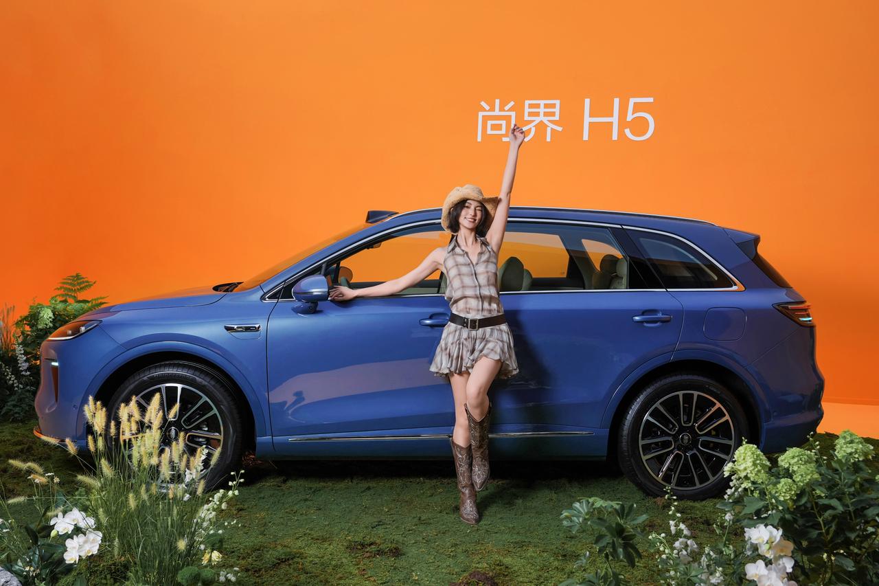在众多消费者的期待中，今天尚界H5正式开启预订，仅1小时订单就突破25000辆，