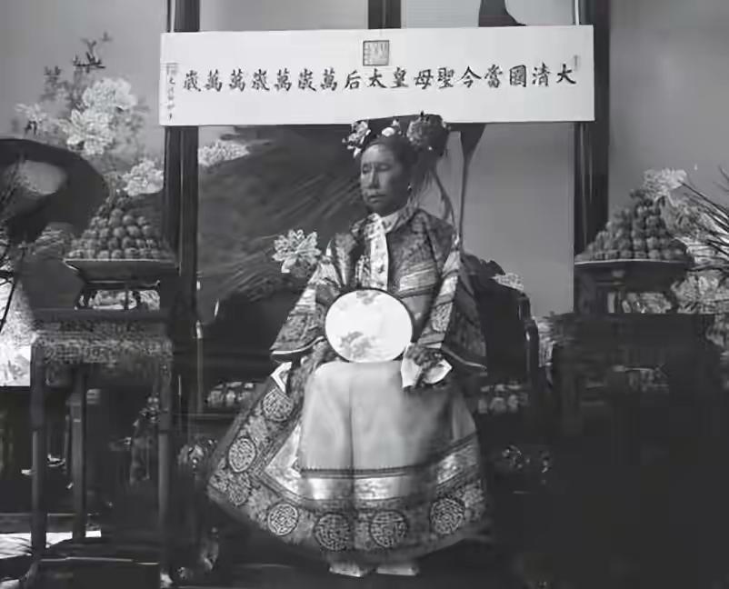 清朝灭亡后，李莲英“姐姐”才敢说出实情：慈禧其实不是病死的！

这个说法一出，确
