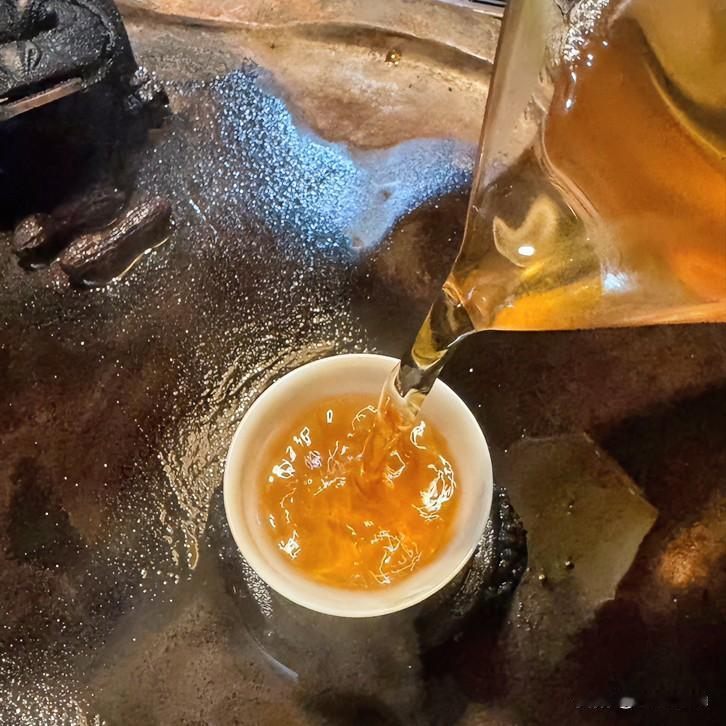 《待茶·诗经风体》
炭火熊熊，沸水汤汤。新芽扬扬，翠色煌煌。
世人待色，茶客待光