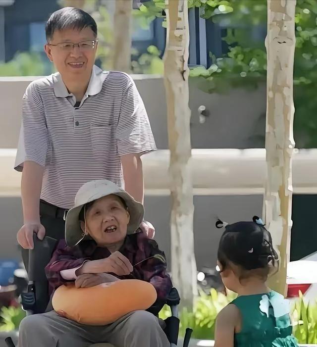 一位社会学家说：“只要你去伺候，一个屎尿屁都不能自理的老人，不用多，就俩月。你会