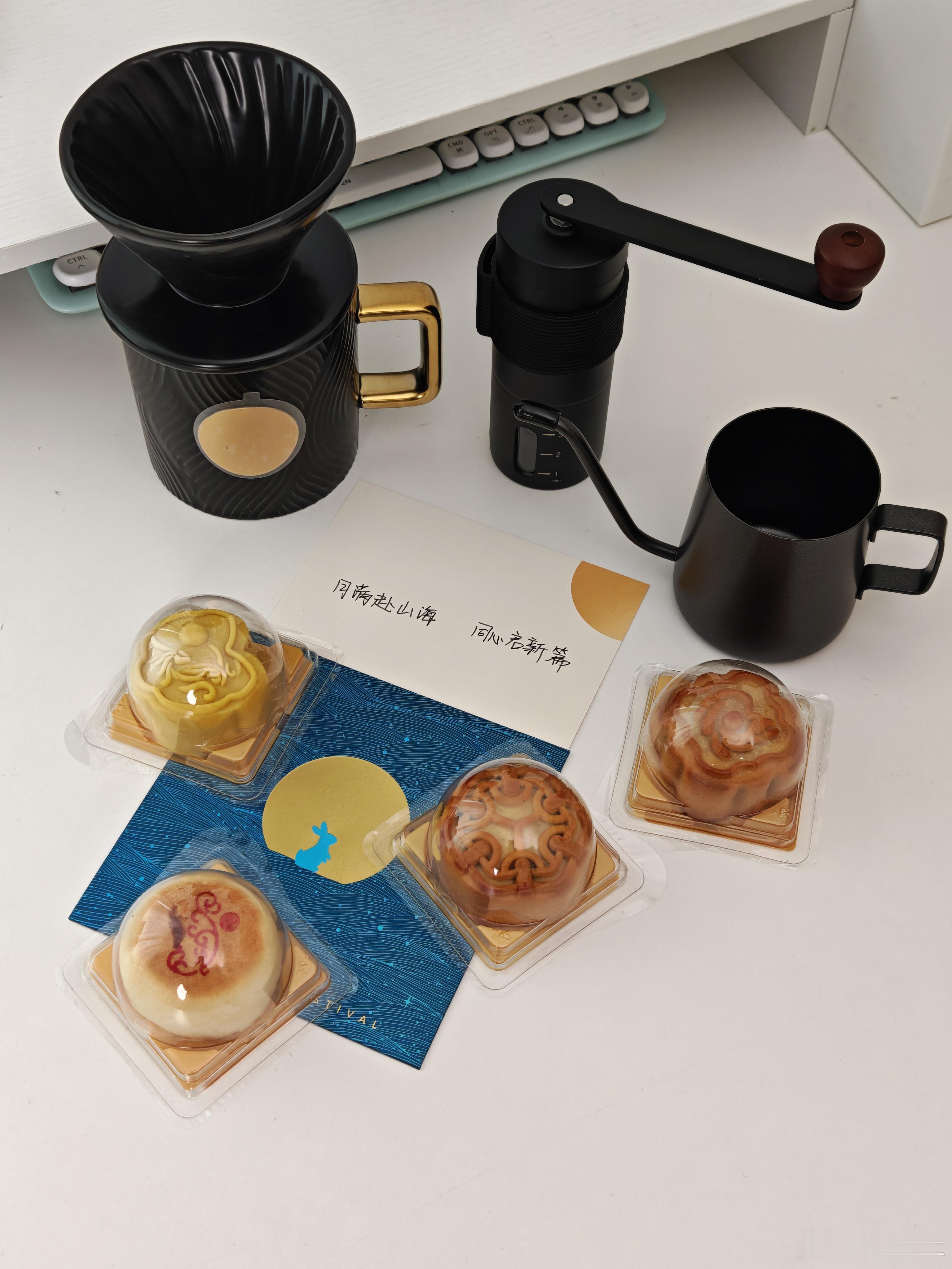 收到华为的中秋礼盒了[打call]手冲咖啡套装和月饼公司喜欢喝咖啡的已经准备用上