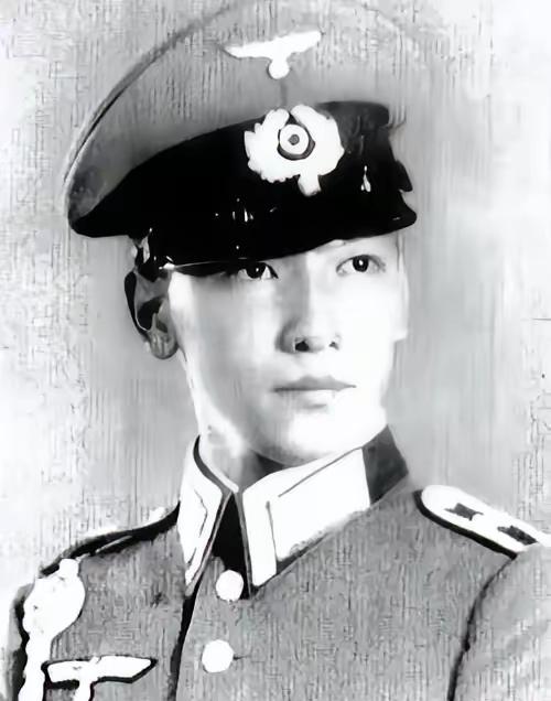 1942年，蒋纬国看到一位美丽的少女，上前和她搭讪：“小姐，报纸能借我看一下吗？