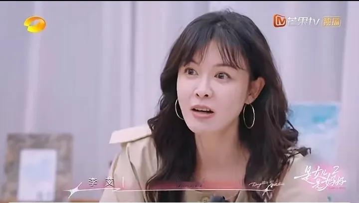 没想到黄圣依的初恋是贾乃亮，更没想到的贾乃亮与何洁也有关系。

黄圣依最近参加芒