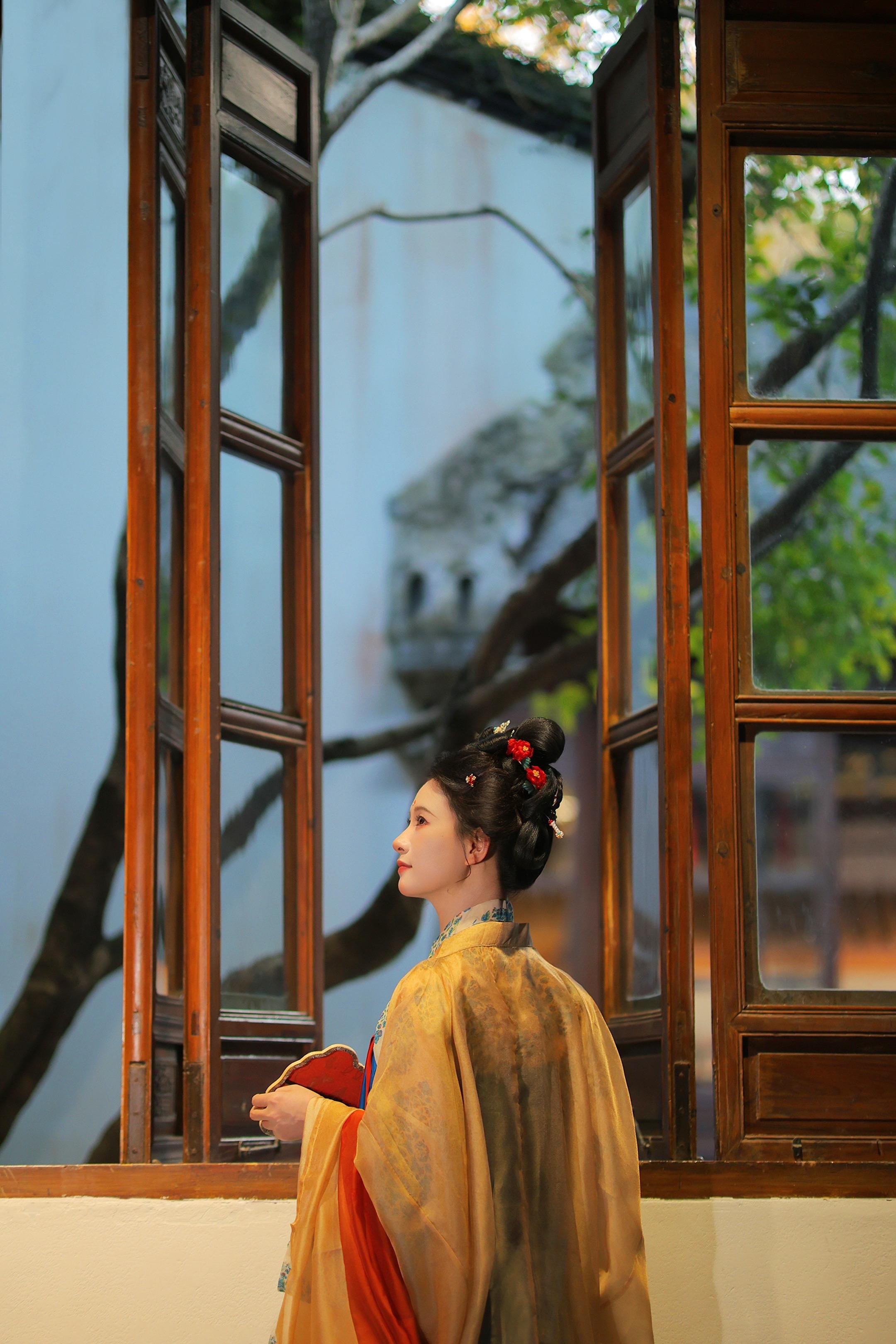 春去秋来，只盼闯入你的眼眸。