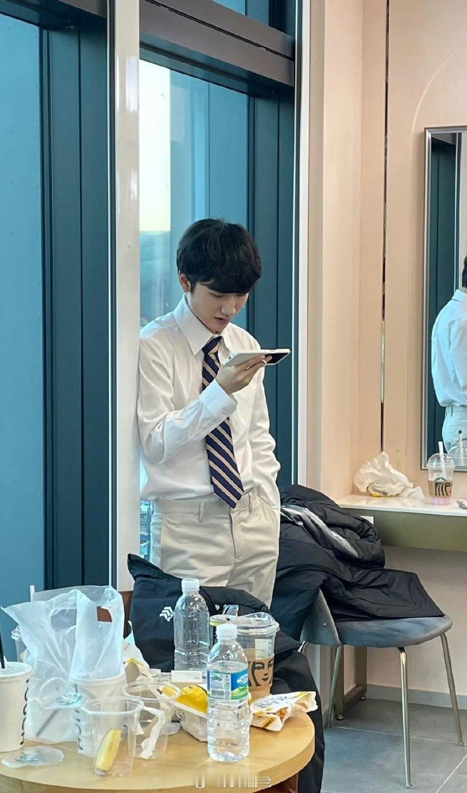 HLE更新ins分享照片：穿上校服的选手们[送花花]

#2024LCK# #英