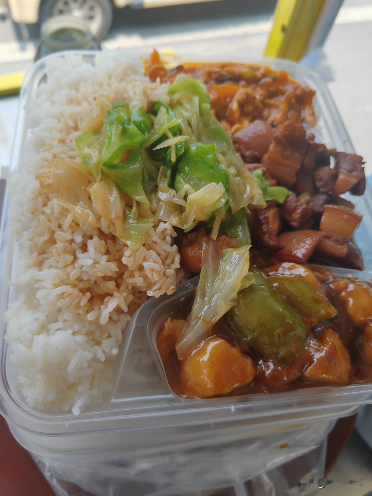 你喜欢东北盒饭里的哪些常见菜熘肉段、地三鲜、尖椒干豆腐是我比较喜欢的东北盒饭菜。