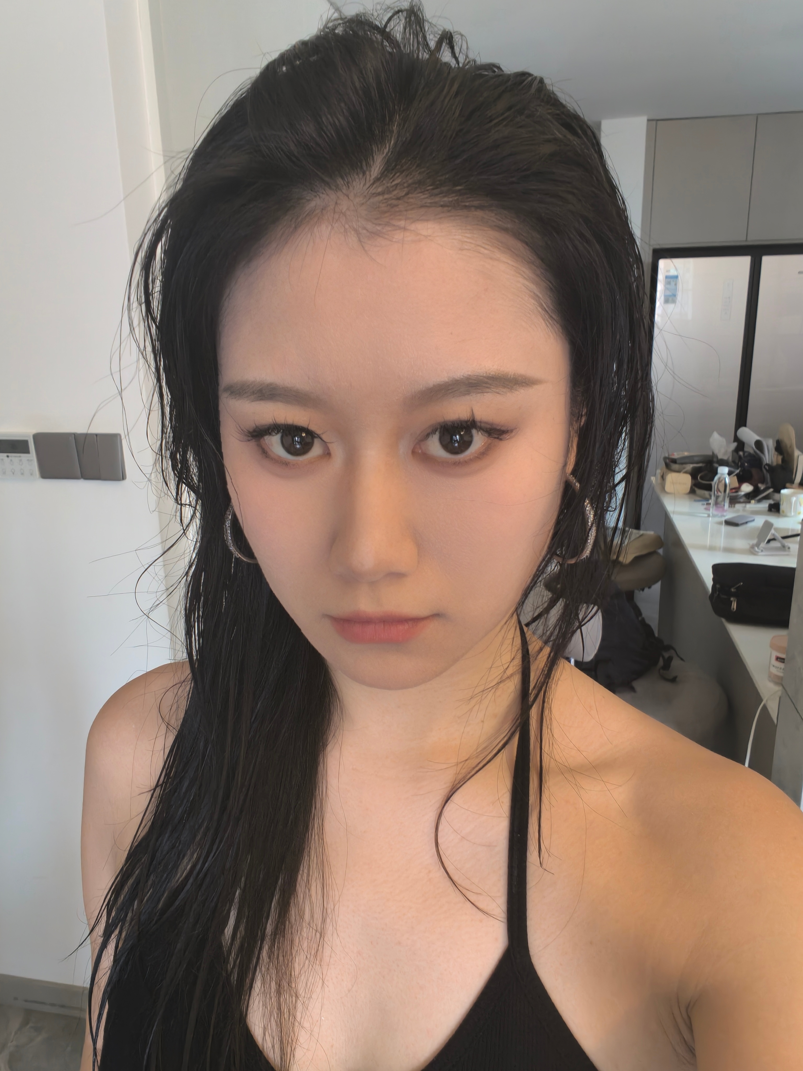 翻出张前阵子在成都车展时，头发没干拍的湿发照好帅啊 ​​​
