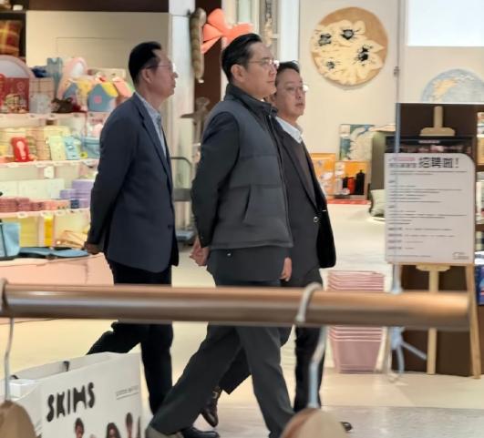 韩国财阀李在镕在北京逛了京东MALL，身边连保镖都没有！
1月5日，参加完中韩商