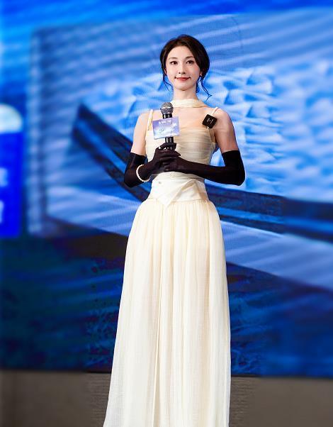 张小婉称家中蟑螂疑是快递运来 演员张小婉称收到的快递中发现一只外地的大翅膀子长须