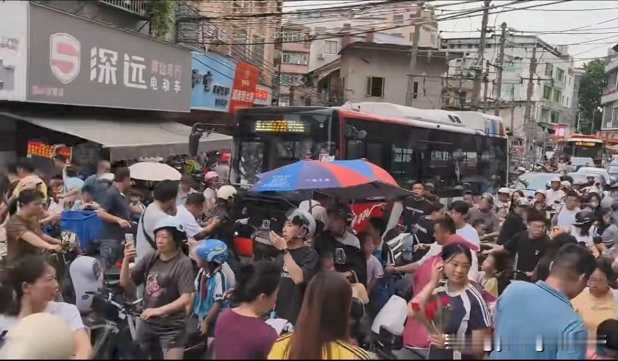 广州城中村范围内，当公共汽车与电鸡大军相遇，导致道路拥挤不堪，水泄不通。图中的位