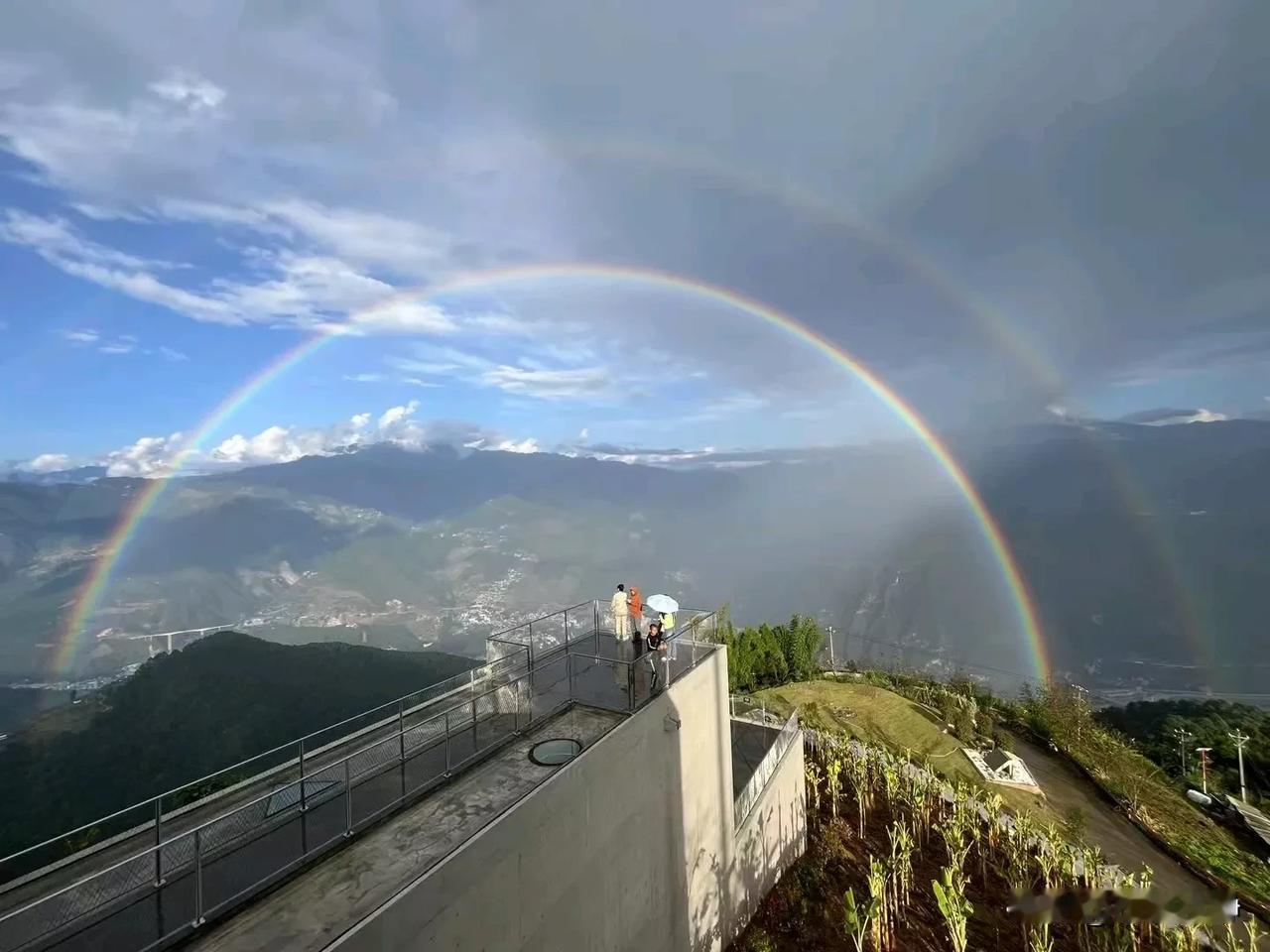 与其被强求不来的期许所困，倒不如先改变自己，活出自己的主场。早安！朋友！[庆祝]