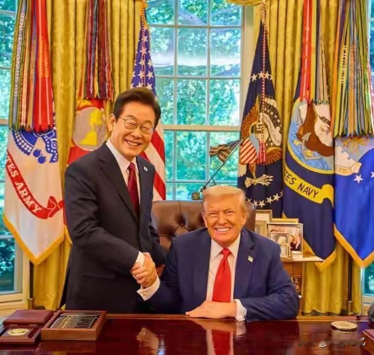 韩日争宠？

看到日本首相高市早苗对特朗普极度讨好后，韩国总统李在明表示不服，使